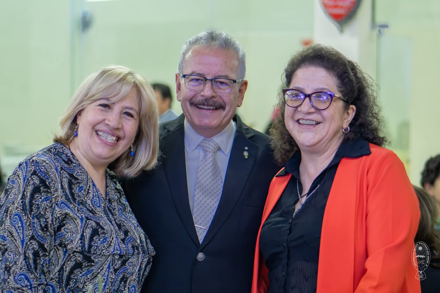 Homenaje a madres docentes y administrativas, reconociendo su dedicación y legado en la formación universitaria